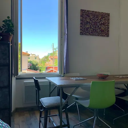 2p Rénové Dans Bel Immeuble Niçois De Caractère Appartement *