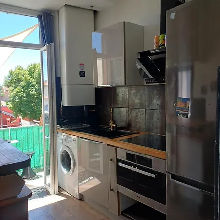 2p Rénové Dans Bel Immeuble Niçois De Caractère Nice