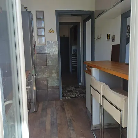 Appartement 2p Rénové Dans Bel Immeuble Niçois De Caractère