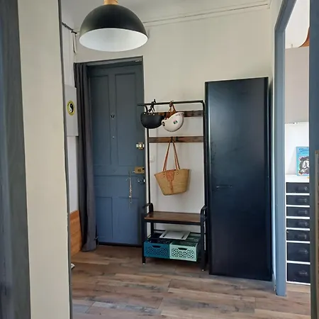 2p Rénové Dans Bel Immeuble Niçois De Caractère Appartement