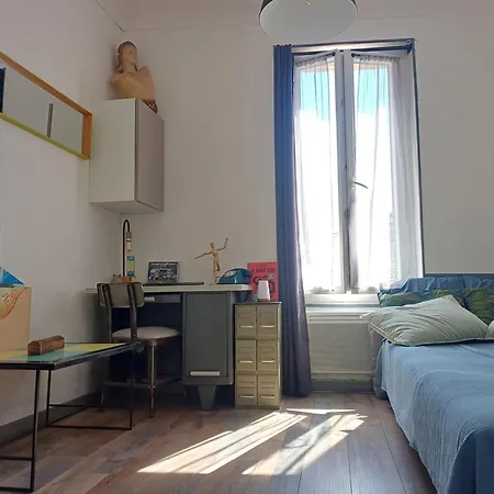 2p Renove Dans Bel Immeuble Nicois De Caractere