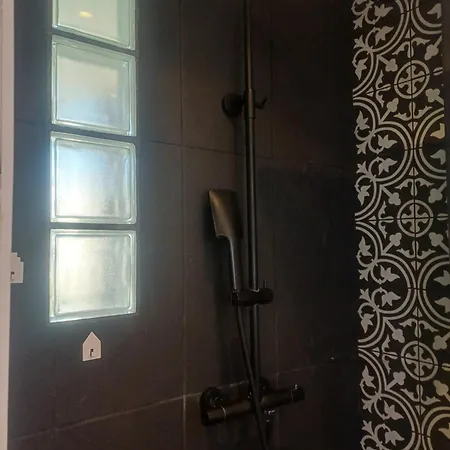 2p Rénové Dans Bel Immeuble Niçois De Caractère Nice