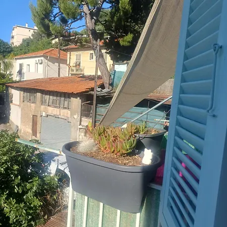 2p Rénové Dans Bel Immeuble Niçois De Caractère Appartement *