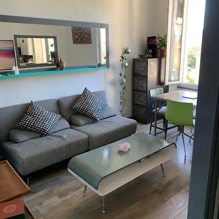 2p Rénové Dans Bel Immeuble Niçois De Caractère Appartement