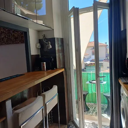 2p Rénové Dans Bel Immeuble Niçois De Caractère * Nice