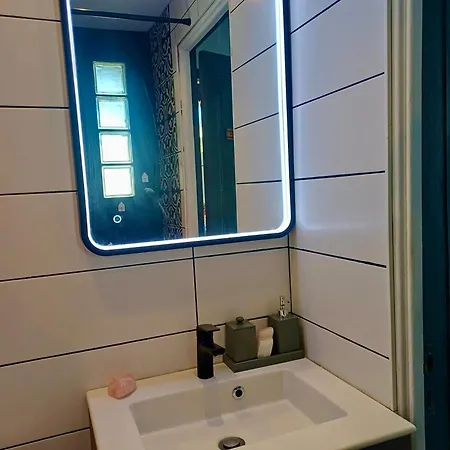2p Rénové Dans Bel Immeuble Niçois De Caractère Appartement *
